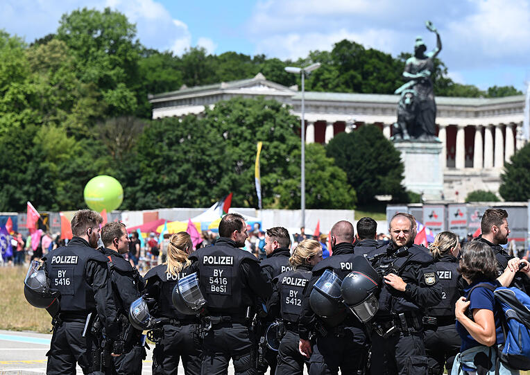 Polizisten bei der G7-Demo auf der Theresienwiese.