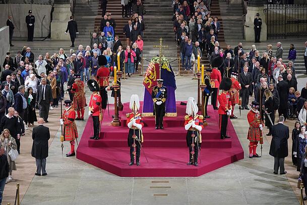 König Charles III. (M.) am 16. September 2022 bei der Totenwache für seine Mutter Königin Elisabeth II. in Westminster Hall in London, wo der Sarg der Königin aufgebahrt ist.