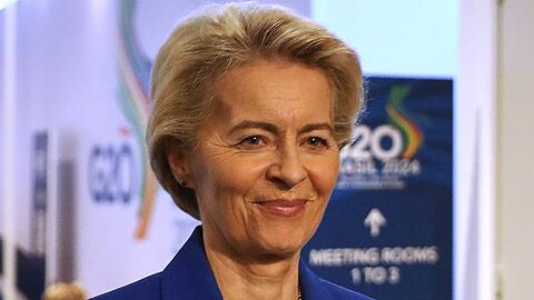 Ursula von der Leyen befand sich auf dem Weg nach Brüssel, als es im Flugzeug zu einem medizinischen Notfall kam.
