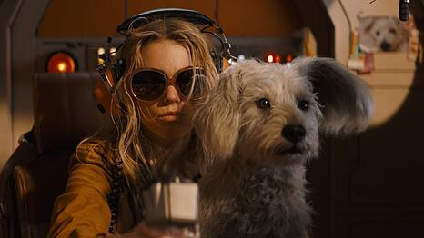"Supergirl": Kara Zor-El alias Supergirl und ihr Hund Krypto fliegen von Planet zu Planet - sie auf der Flucht vor Einsamkeit, er einfach so.