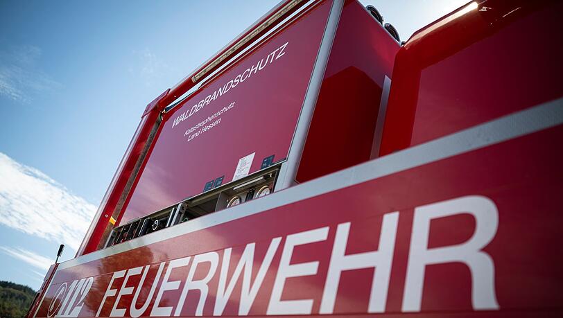 Bei Rodenbach im Main-Kinzig-Kreis kämpft die Feuerwehr gegen einen Waldbrand. (Symbolfoto) Bei Rodenbach im Main-Kinzig-Kreis kämpft die Feuerwehr gegen einen Waldbrand. (Symbolfoto)