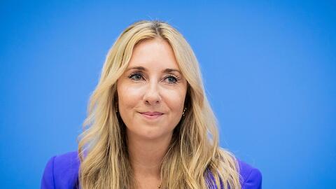 Kultusministerin Anna Stolz (Freie Wähler) hat den Plan mit Wissenschaftsminister Markus Blume (CSU) vorgestellt. (Archivbild) Kultusministerin Anna Stolz (Freie Wähler) hat den Plan mit Wissenschaftsminister Markus Blume (CSU) vorgestellt. (Archivbild)