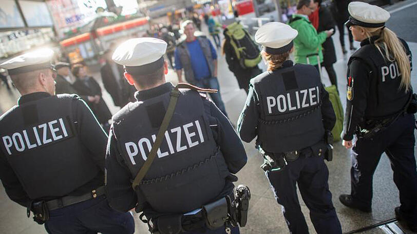 Bundespolizisten gehen auf dem Hauptbahnhof in München: Im Jahr 2015 wurden fast 64 400 Attacken auf Polizisten registriert.