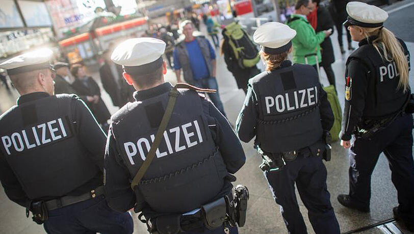 Bundespolizisten gehen auf dem Hauptbahnhof in München: Im Jahr 2015 wurden fast 64 400 Attacken auf Polizisten registriert. Bundespolizisten gehen auf dem Hauptbahnhof in München: Im Jahr 2015 wurden fast 64 400 Attacken auf Polizisten registriert.