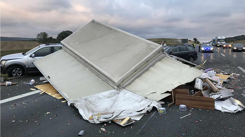 Weitere Bilder von der Unfallstelle auf der A9 bei Bayreuth.