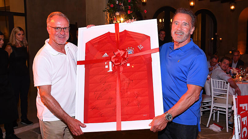 Überreichte Schwarzenegger ein Trikot als Geschenk: Bayern-Boss Karl-Heinz Rummenigge (li.).