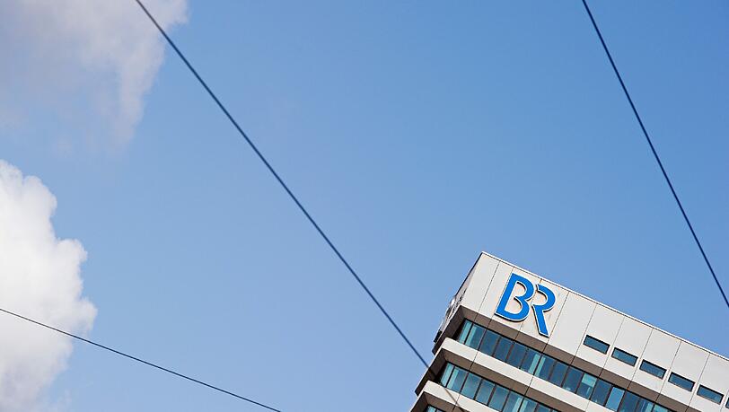 Der Bayerische Rundfunk (BR) hat am Dienstag angekündigt, Volksmusiksendungen in Zukunft nur noch auf dem Digitalsender "BR Heimat" zu senden. Der Bayerische Rundfunk (BR) hat am Dienstag angekündigt, Volksmusiksendungen in Zukunft nur noch auf dem Digitalsender "BR Heimat" zu senden.