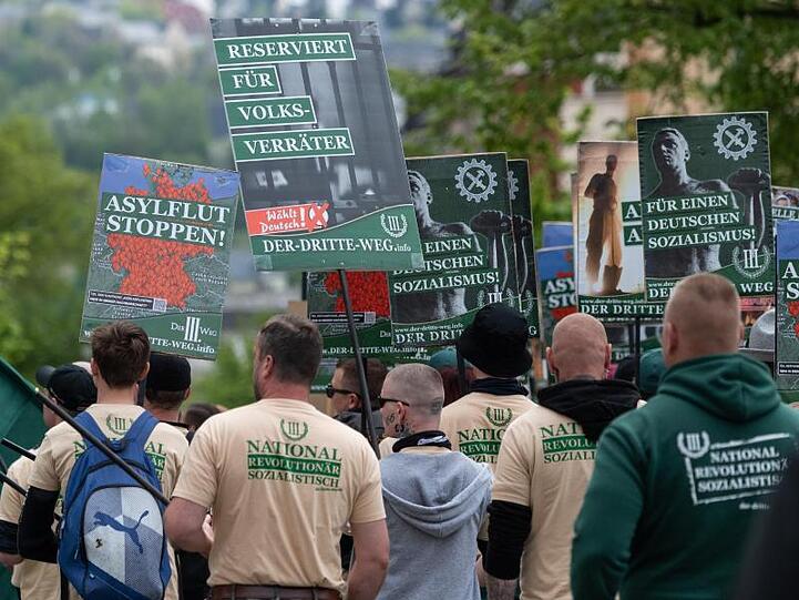 Laut Landratsamt eine Kundgebung ohne "Einschüchterungseffekt": Aufmarsch der rechtsextremen Partei Der dritte Weg in Plauen am 1. Mai.