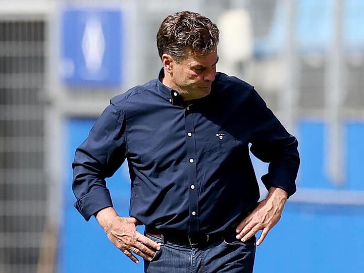Nach der blamablen Vorstellung seiner Spieler schaut HSV-Trainer Dieter Hecking zu Boden.