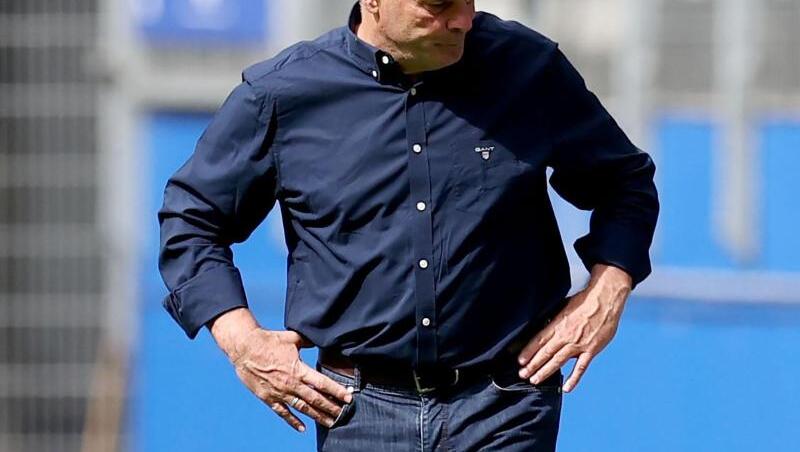 Nach der blamablen Vorstellung seiner Spieler schaut HSV-Trainer Dieter Hecking zu Boden. Nach der blamablen Vorstellung seiner Spieler schaut HSV-Trainer Dieter Hecking zu Boden.