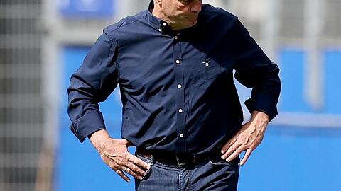 Nach der blamablen Vorstellung seiner Spieler schaut HSV-Trainer Dieter Hecking zu Boden.