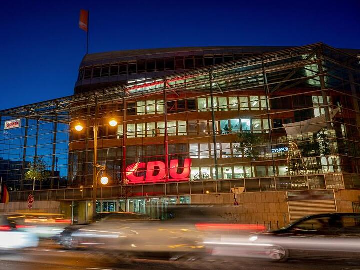Autos fahren an der CDU-Zentrale vorbei. Foto: Kay Nietfeld