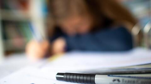Weniger Schüler in Deutschland haben im Schuljahr 2019/20 ihre Klassenstufe wiederholt.
