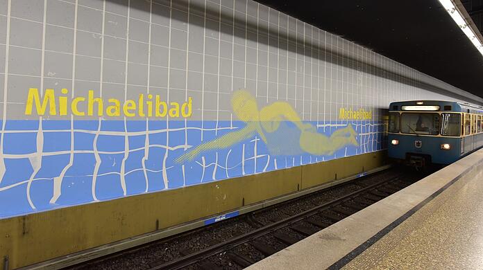 Diese Schwimmerin krault am U-Bahnhof Michaelibad.