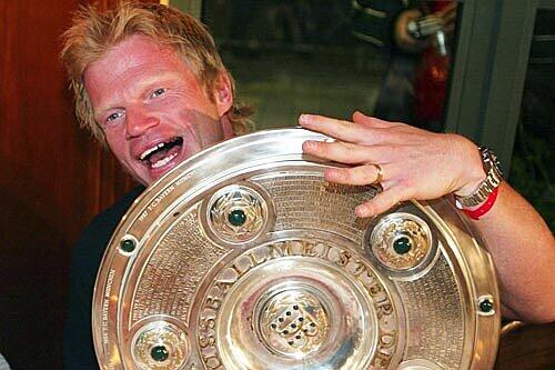 Und bald hält er die Schale wieder fest &ndash; zum letzten Mal: Bayern-Kapitän Oliver Kahn. Meister sein können die Bayern schon am nächsten Wochenende.