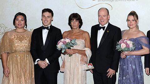 "Centennial Ball" in Monaco: Fürst Albert II. mit seiner Schwester, Prinzessin Stephanie (Mitte), und deren Kindern Camille (r.) und Louis nebst dessen Ehefrau Marie.