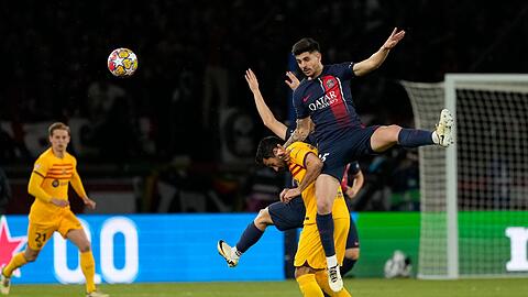Barcelonas Ilkay Gündogan im Zweikampf mit Lucas Beraldo von Paris Saint-Germain.