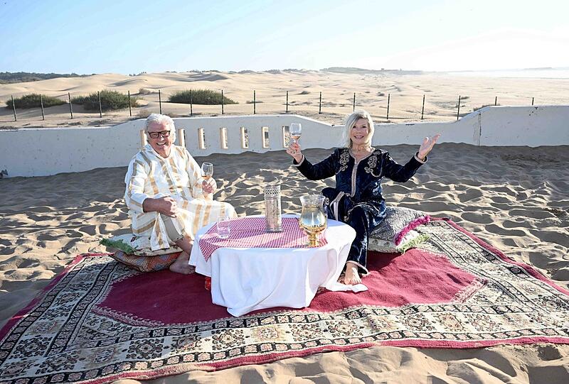 Da ist die Welt noch in Ordnung und schmerzfrei: Marianne und Michael Hartl trinken ein Glaserl Wein am Strand in Agadir.