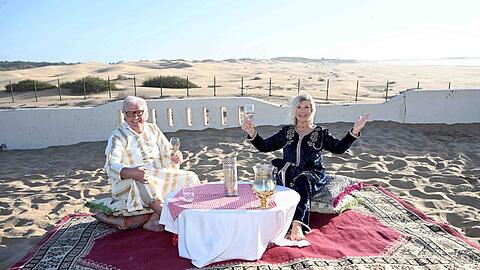 Da ist die Welt noch in Ordnung und schmerzfrei: Marianne und Michael Hartl trinken ein Glaserl Wein am Strand in Agadir.