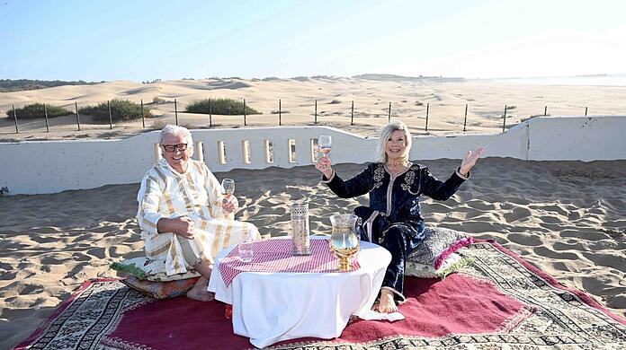 Da ist die Welt noch in Ordnung und schmerzfrei: Marianne und Michael Hartl trinken ein Glaserl Wein am Strand in Agadir.