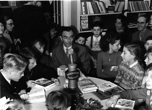 Der Schriftsteller Erich Kästner liest in der Internationalen Jugendbibliothek in München.