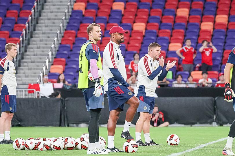 Träumen vom Henkelpott: Neuer und Trainer Vincent Kompany (M.). Träumen vom Henkelpott: Neuer und Trainer Vincent Kompany (M.).