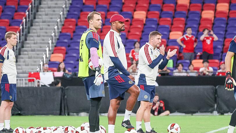 Träumen vom Henkelpott: Neuer und Trainer Vincent Kompany (M.). Träumen vom Henkelpott: Neuer und Trainer Vincent Kompany (M.).