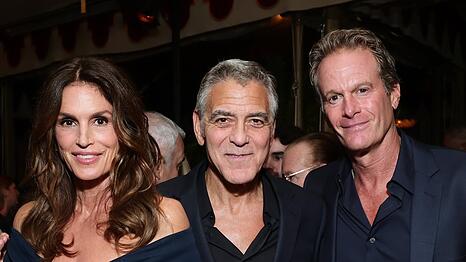 Seit Jahren eng befreundet: George Clooney (Mitte) mit Cindy Crawford und Rande Gerber, den Eltern des verstorbenen Presley Gerber.