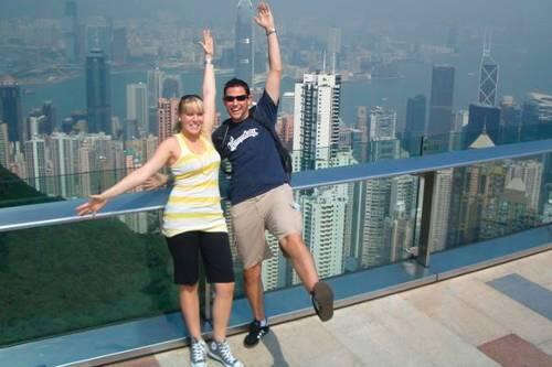 Erste Station der Reise war Hongkong: Das Paar auf dem &bdquo;VictoriaPeak&ldquo;, einem beliebten Aussichtpunkt über der Skyline.