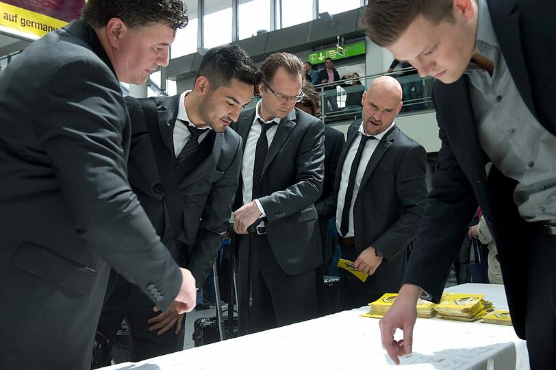 Auch der BVB ist nach London abgeflogen: Am Flughafen hatten die Dortmunder die Spielerfrauen dabei. Die Bilder.