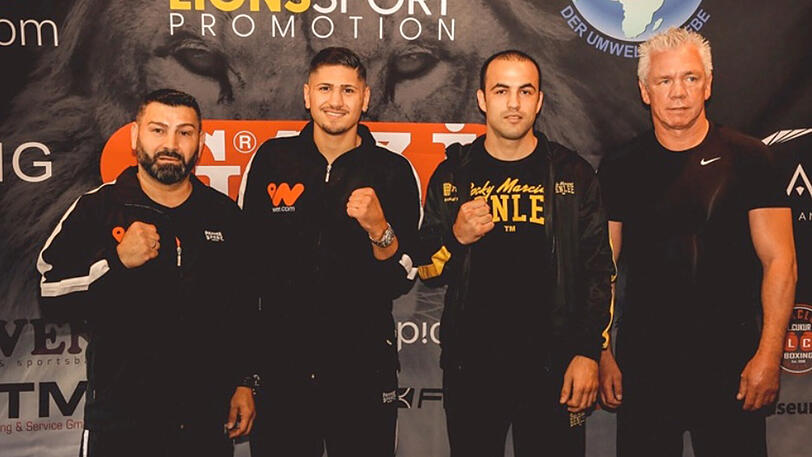 Zwischen Vorfreude und Anspannung: Vater und Trainer Levent Cukur (l.), Emre Cukur (2.v.l.) und Graciano Rocchigiani (r.).
