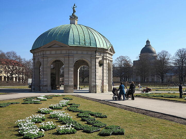 Die Stadtgärtner setzen die ersten Frühlingsblumen ein.