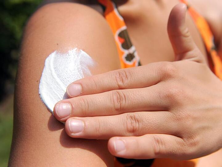 Schon sehr niedrige Dosen UV-Strahlung können das Krebsrisiko vergrößern.