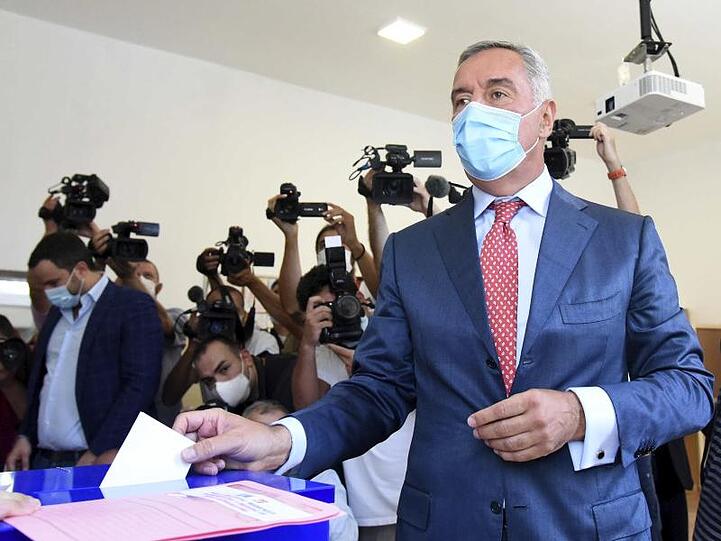 Milo Djukanovic, Präsident von Montenegro, gibt in einem Wahllokal seine Stimme ab.