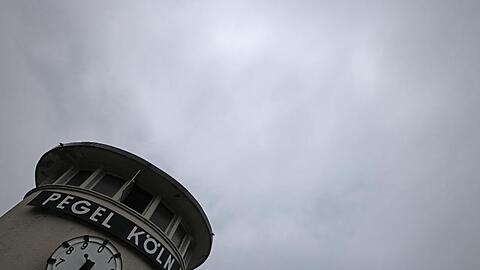 Wolken ziehen über eine Pegeluhr in Köln hinweg. In Nordrhein-Westfalen drohen in den nächsten Tagen Gewitter und Schauer.