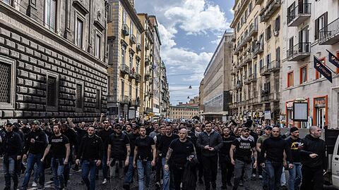 Drei Anhänger von Eintracht Frankfurt sind aus der Untersuchungshaft in Italien entlassen worden.