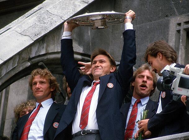 "Viele Fans haben spontan eingestimmt": Klaus Augenthaler (r.) und einige Spieler erfinden Mitte der 1980er Jahre unwissentlich das legendäre Klubmotto. "Viele Fans haben spontan eingestimmt": Klaus Augenthaler (r.) und einige Spieler erfinden Mitte der 1980er Jahre unwissentlich das legendäre Klubmotto.
