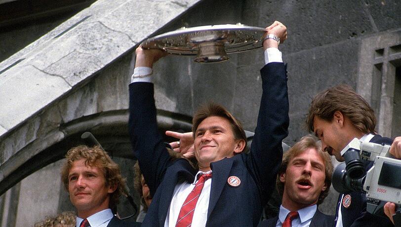 "Viele Fans haben spontan eingestimmt": Klaus Augenthaler (r.) und einige Spieler erfinden Mitte der 1980er Jahre unwissentlich das legendäre Klubmotto. "Viele Fans haben spontan eingestimmt": Klaus Augenthaler (r.) und einige Spieler erfinden Mitte der 1980er Jahre unwissentlich das legendäre Klubmotto.