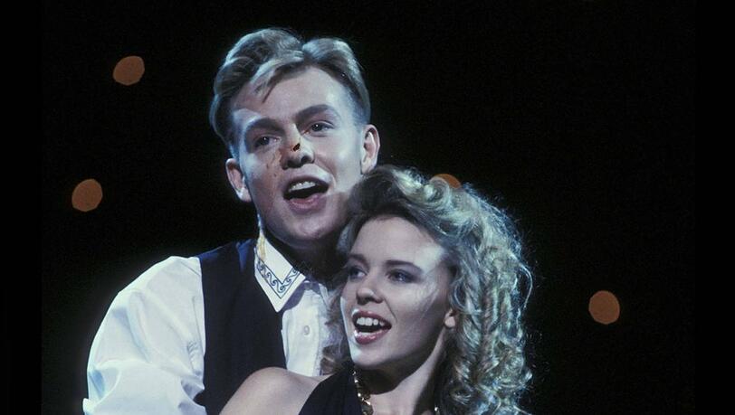 Jason Donovan und Kylie Minogue lernten sich am Set von "Nachbarn" kennen und lieben. Jason Donovan und Kylie Minogue lernten sich am Set von "Nachbarn" kennen und lieben.