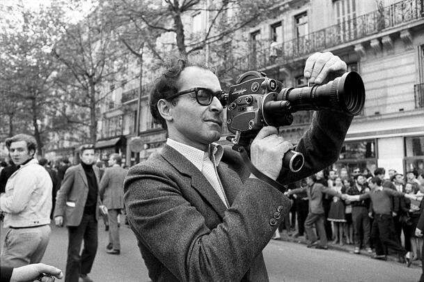 Jean-Luc Godard im Mai 1968 bei der Studentenrevolution in Paris mit seiner Kamera.