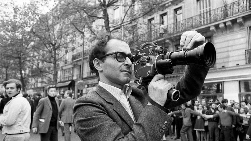 Jean-Luc Godard im Mai 1968 bei der Studentenrevolution in Paris mit seiner Kamera.