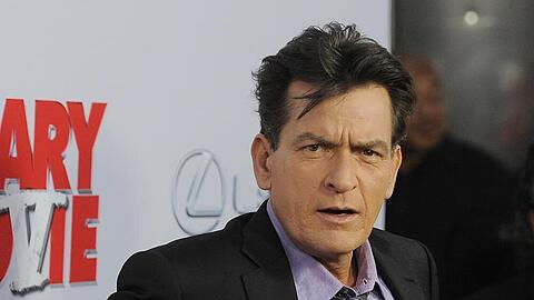Nicht selten sauer: Charlie Sheen bei der Premiere von "Scary Movie 5" in Los Angeles. In einem Interview mit der Gala sagte er jetzt: "Ich wäre fast tot geboren."