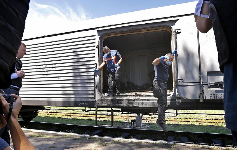 Experten der OSZE öffnen die Leichen-Waggons mit den Opfern der MH17-Boeing. Im Zug war das Kühlsystem ausgefallen - der Leichengeruch hatte sich intensiviert.