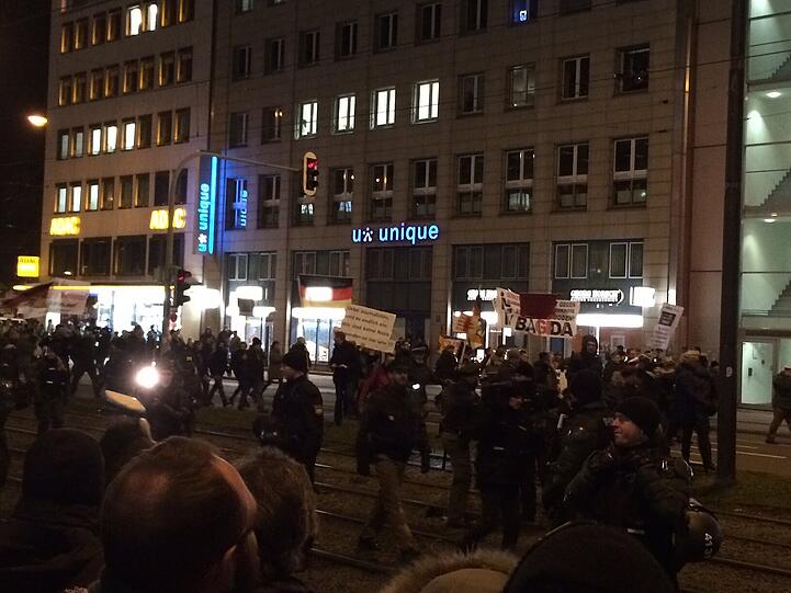 Die Bagida marschiert los. Begleitet von den üblichen Schmährufen!