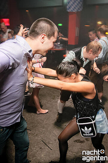 Apres-Wiesn-Party in der Nachtgalerie. Mehr Bilder unter: http://www.nachtagenten.de/event/26.09.2015/nachtgalerie/rumschmus-n.332483.html