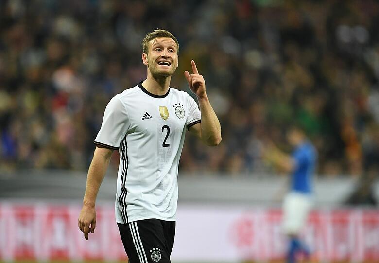 SHKODRAN MUSTAFI: NOTE 3.
Der Spanien-Legionär als aufmerksames Zentrum der Dreierkette &ndash; so stellt er auf jeden Fall eine Alternative dar. Auch wenn natürlich Bayerns Boateng bei der EM gesetzt ist.