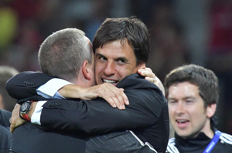 Trainer Chris Coleman feiert den Wahnsinns-Erfolg seiner Mannschaft.