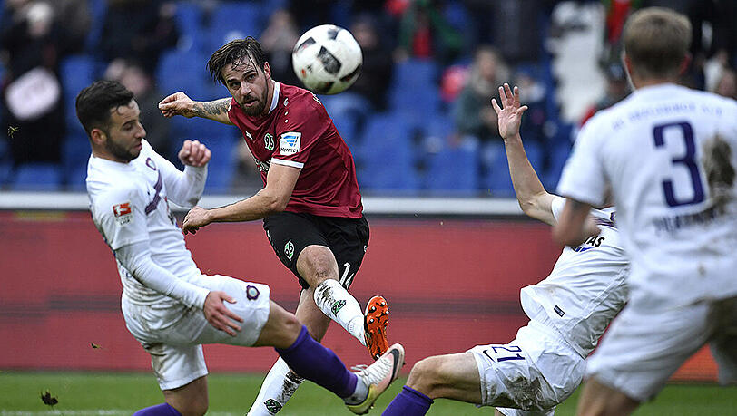 Hannovers Martin Harnik (Mitte) wird von Aues Calogero Rizzuto (links) und Adam Susac attackiert. Hannovers Martin Harnik (Mitte) wird von Aues Calogero Rizzuto (links) und Adam Susac attackiert.