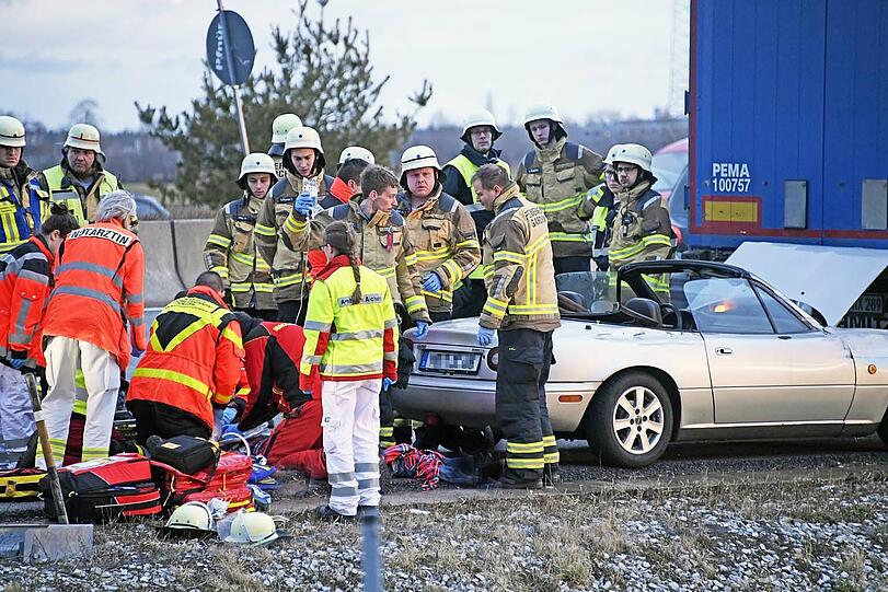 Der heldenhafte Einsatz einiger Autofahrer rettete einem Mann am Dienstagnachmittag womöglich das Leben.
