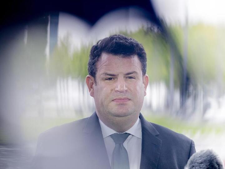 Hubertus Heil (SPD), Bundesminister für Arbeit und Soziales, im Anschluss an die Sitzung des Bundeskabinetts vor dem Kanzleram.